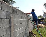 Video: Dự án bít lối đi, người dân leo tường ra biển