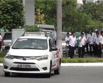Tài xế nhiều hãng taxi phản đối Grab, xe dù hoạt động tại sân bay Đà Nẵng