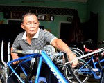 Thợ sửa xe 69 tuổi lấy bằng cử nhân