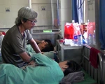 Điều tra vụ nữ giáo viên bị ném đá vào mặt