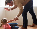 Pháp thông qua luật cấm cha mẹ dạy con bằng ‘đét đít’