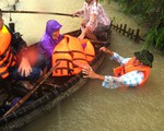 Nước dâng cao, bộ đội biên phòng vượt lũ cứu dân