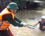 Bộ đội vượt lũ dữ cứu trợ dân Quảng Nam bị cô lập