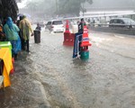 Xem video CĐV Malaysia "lội nước" đến sân Bukit Jalil