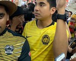 Bộ trưởng 26 tuổi Malaysia gây sốt mạng khi đi tàu điện ngầm đến sân Bukit Jalil