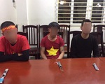 Ba cổ động viên đốt pháo sáng bị xử phạt