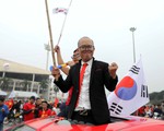 CĐV VN đóng giả ông Park như thật trước sân Mỹ Đình