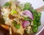 Đem cối đá, gia vị để "gánh" mì Quảng từ làng qua Nhật