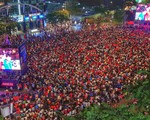 Khán giả phố đi bộ Nguyễn Huệ cuồng nhiệt cổ vũ tuyển Việt Nam