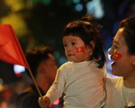 Cổ động viên Việt Nam tưng bừng mừng chiến thắng trước Philippines