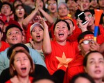 Cổ động viên Việt Nam tưng bừng mừng chiến thắng trước Philippines