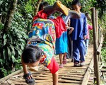 Cậu bé khuyết tật ‘trồng chuối’ đi học gây sốt ở Indonesia