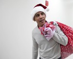 Cựu tổng thống Obama bất ngờ làm ông già Noel đến bệnh viện nhi