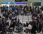 Quân đội Anh vào cuộc, sân bay Gatwick vẫn đóng cửa vì máy bay không người lái