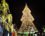 Hang động dài 200m, cây thông Noel làm từ 1.200 nón lá