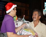 Trao đi suất cơm nhận lại nụ cười trong đêm Noel