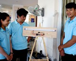 Sinh viên chế thiết bị bật tắt đèn bằng giọng nói