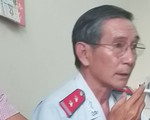Chánh thanh tra sở vừa hút thuốc vừa từ chối đơn khiếu nại