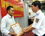 Phóng viên Tuổi Trẻ nhận giấy khen của cảnh sát biển Việt Nam