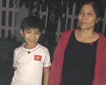 Cậu bé bán trứng bỏ chạy khi khách cho tiền khiến dân mạng rưng rưng