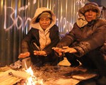 Tặng chăn ấm trong đêm Hà Nội co ro vì giá rét