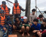 Cảnh sát biển cứu tàu cá bị trôi dạt nhiều giờ