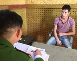 Vướng ôtô đậu trên đường, thanh niên rút súng tự chế bắn người