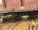 Xe container chở gỗ dăm lật, đè chết hai cô gái trẻ
