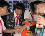 Học trò thi lắp ráp và lập trình robot