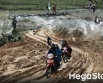 Hành trình cõng gạo cứu đói ở vùng biên của 70 người trẻ