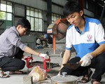 Hai sinh viên biến nilông tái chế thành gạch lát nền