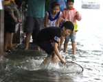 Sau mưa, dân Đà Nẵng nô nức ra đường bắt cá