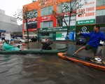 Bi hài cảnh giới trẻ đua thuyền kayak trên phố Đà Nẵng