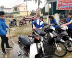 Bạn trẻ rửa xe gây quỹ, gói bánh giúp người nghèo đón Tết