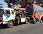 Xe khách tông xe máy đang dừng, 2 cha con chết tại chỗ