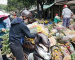 Vỡ trận, chợ hoa sỉ lớn nhất Sài Gòn thành núi rác chiều 30 Tết