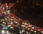 Cao tốc Pháp Vân - Cầu Giẽ rực đèn ôtô ùn ứ đêm xuân