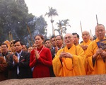 Trời đổ mưa lớn, khai hội chùa Hương vẫn đông vui