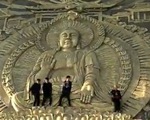 Du khách Trung Quốc leo lên đầu tượng Phật