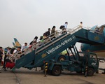 Khách mở cửa thoát hiểm máy bay Vietnam Airlines tại Nhật Bản