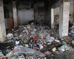 Chung cư bỏ hoang giữa lòng Hà Nội ngập tràn rác thải