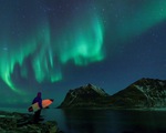Lướt sóng dưới ánh sáng cực quang ở Na Uy