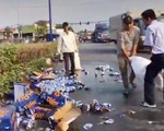 Dân Bình Dương giúp tài xế thu gom bia rơi xuống đường