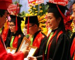 Khen thưởng 2 nghiên cứu sinh bảo vệ luận án tiến sĩ y khoa đúng hạn