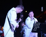 Hải quân Mỹ hát ‘Nối vòng tay lớn’ ở cầu Rồng - Đà Nẵng