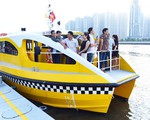 Khách đi buýt sông đông nhưng chủ yếu để… ngắm sông