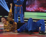 Vân Trang tung chiêu kẹp cổ trứ danh của Vovinam tại Đấu trường võ nhạc