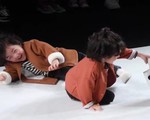 Mẫu nhí nổi như cồn nhờ ngã trên sàn catwalk