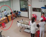 Đằng sau chuyện người nhà liên tục hành hung bác sĩ là gì?