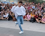 Kim Samuel nhảy cùng khán giả ở phố đi bộ Nguyễn Huệ